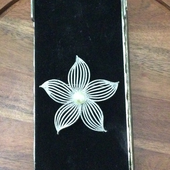 Beautiful Vintage Brooch. Silver Metal with Pearl-like Stone - Picture 2 of 5